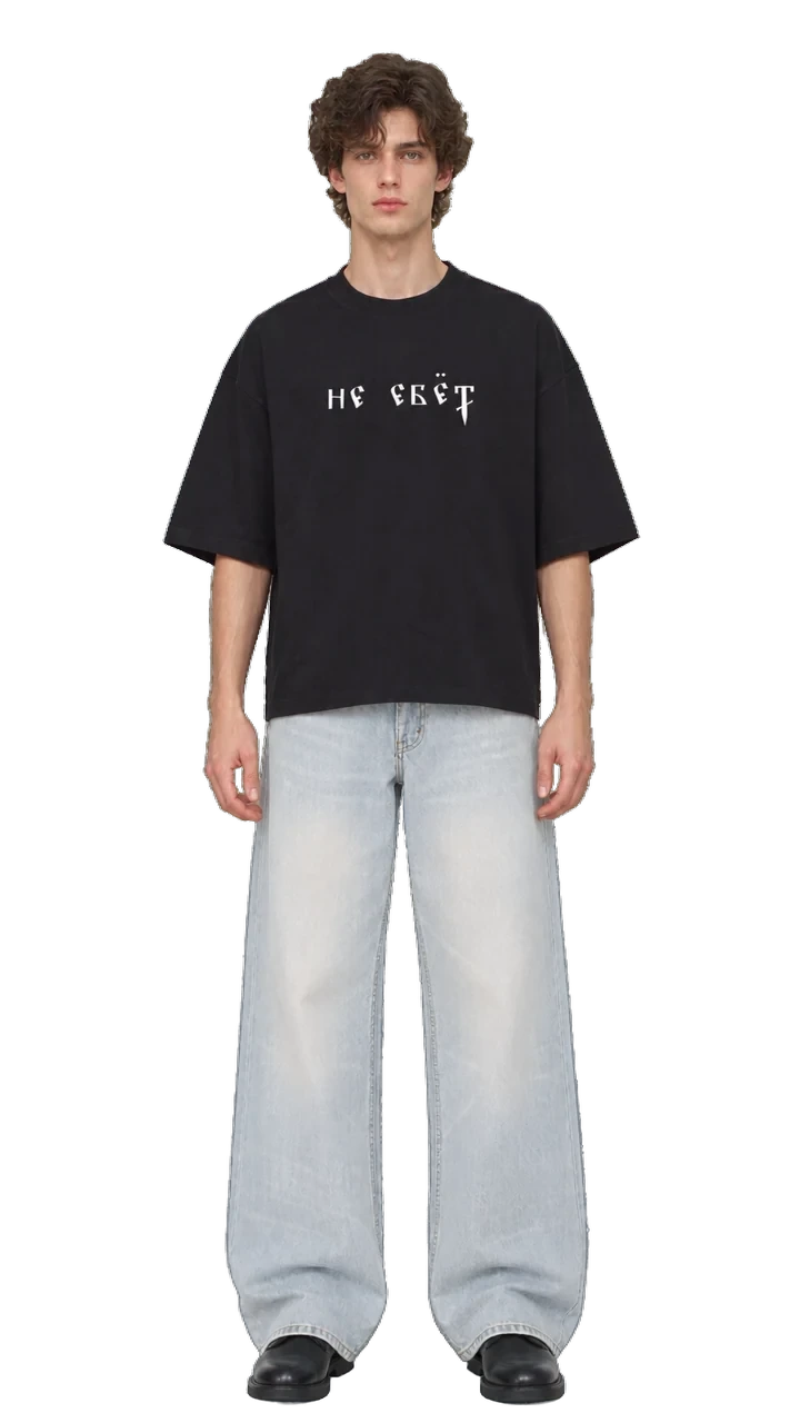 Full-length model wearing Ne Yebyot — T-shirt à manches d’une pièce and Wordmark — Jean large délavé vintage