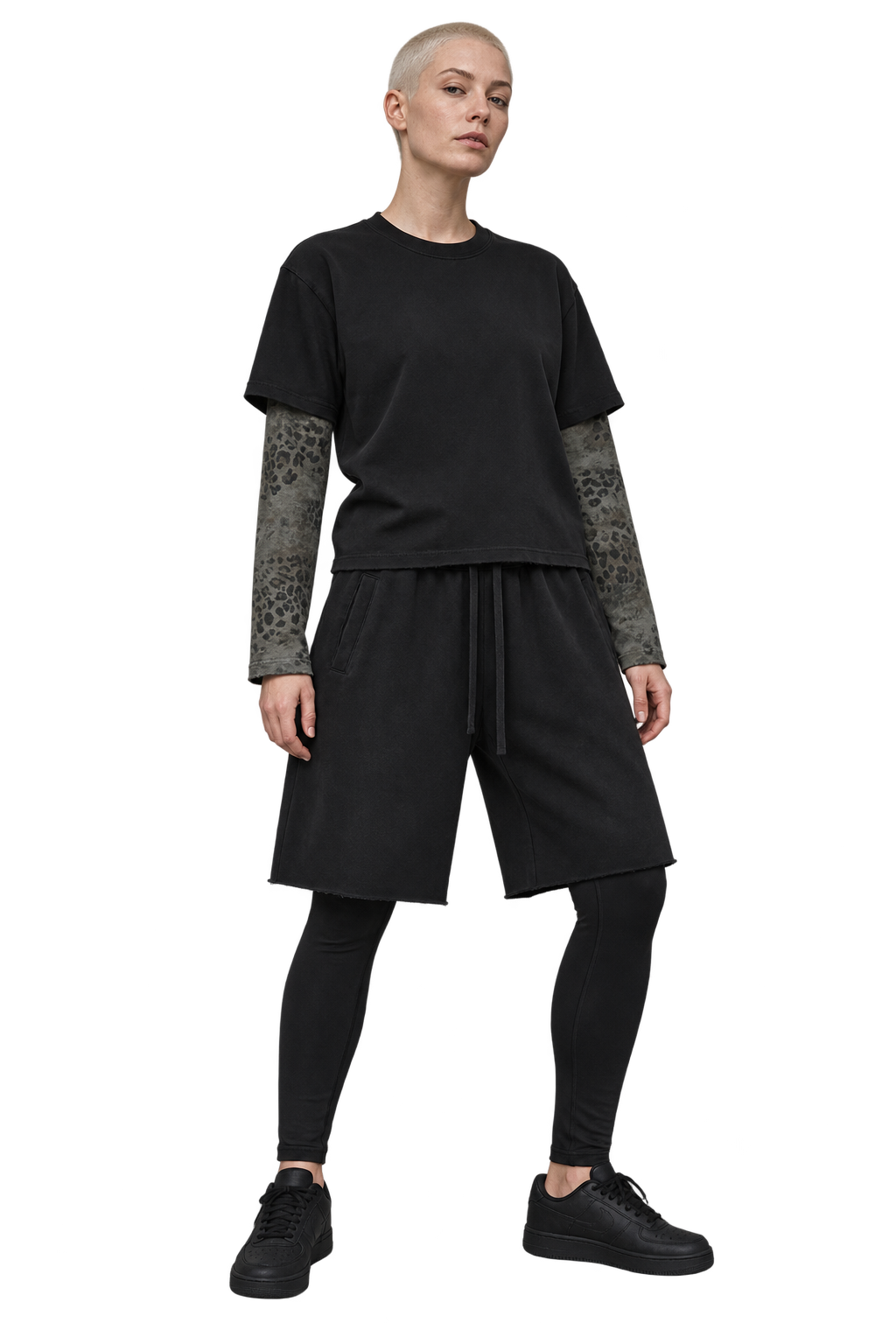 Tenue composée de Prowl — Haut à manches longues superposées et empiècements léopard / Pattern et Offcut — Short à bords francs délavé effet soleil / Core; Flexline — Legging taille haute / Core