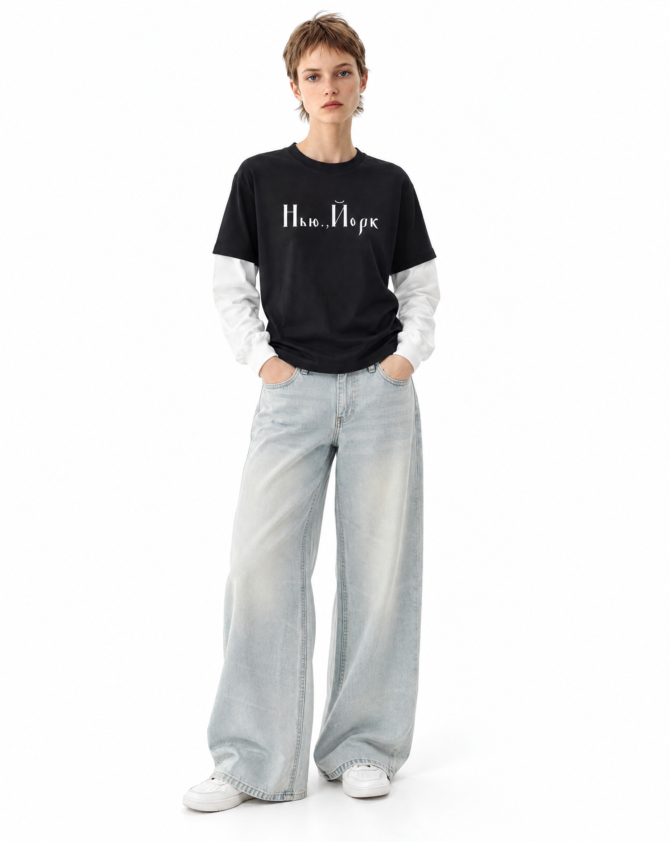 Tenue composée de New York — T-shirt à manches superposées et Wordmark — Jean large délavé vintage